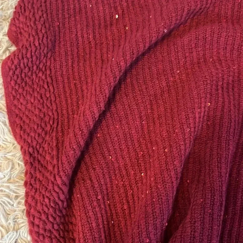 Beautiful cape/poncho. Has some sparkle. Perfect condition!!